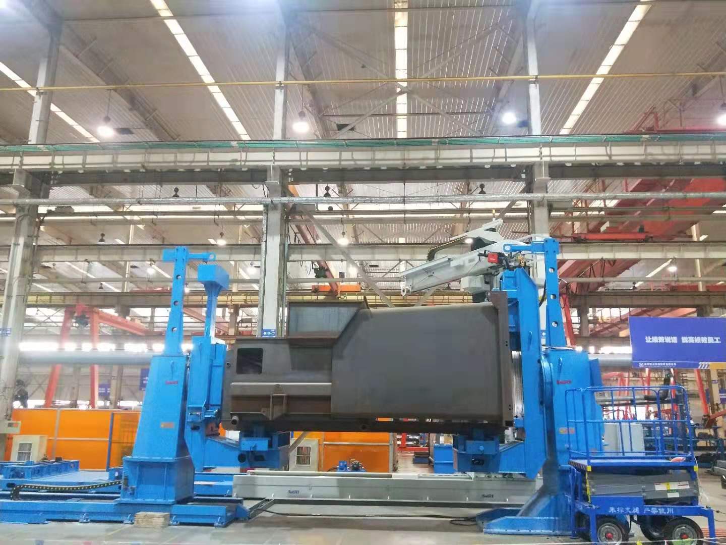 垃圾車移動(dòng)站箱體焊接機(jī)器人
